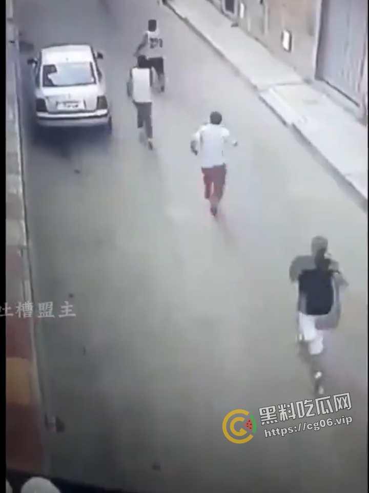 外国男子企图强奸路过女性 被路人抓到 绑到电线杆上打死 这就叫民风彪悍 现场画面流出-3