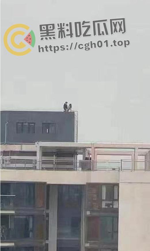宜兴男女天台打炮后入狂怼 把女方顶下去摔死了？这下真的是高潮到升天了！-1