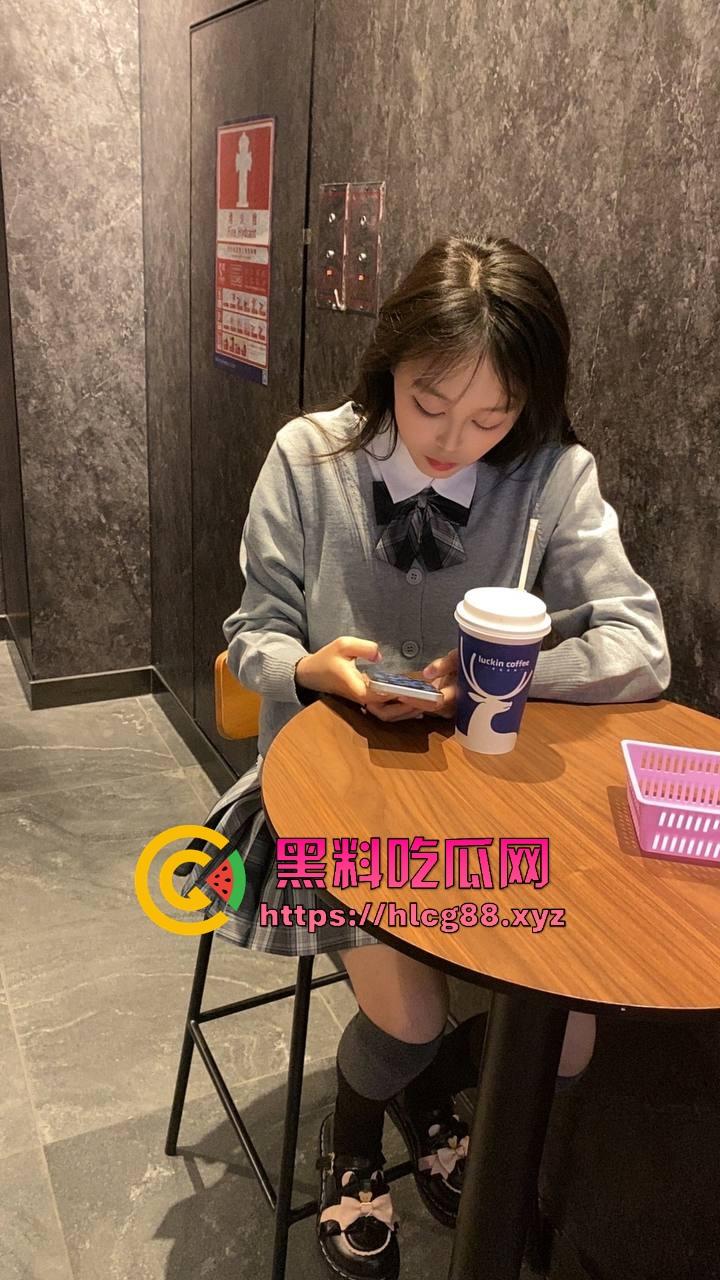 河北老铁偷拍邻居巨乳少妇全裸拖地，奶子甩得跟钟摆似的骚得邪乎，这贱货啥怪癖非要光腚擦地板？-3