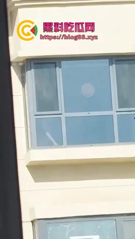 河北老铁偷拍邻居巨乳少妇全裸拖地，奶子甩得跟钟摆似的骚得邪乎，这贱货啥怪癖非要光腚擦地板？-9