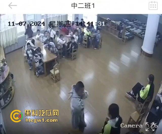 安徽六安幼儿园惊爆虐童丑闻！监控曝光老师暴打多名孩子，家长怒报警！-2