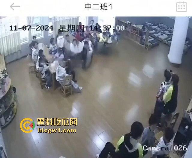 安徽六安幼儿园惊爆虐童丑闻！监控曝光老师暴打多名孩子，家长怒报警！-3