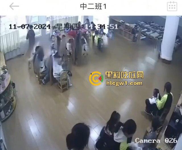 安徽六安幼儿园惊爆虐童丑闻！监控曝光老师暴打多名孩子，家长怒报警！-5