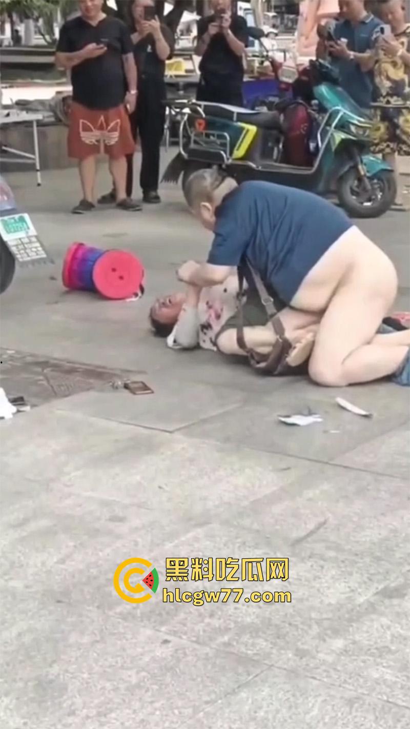 广场舞大爷耍流氓 背着老伴操大娘 气得大娘当街撕逼 给大爷都扒光了-2