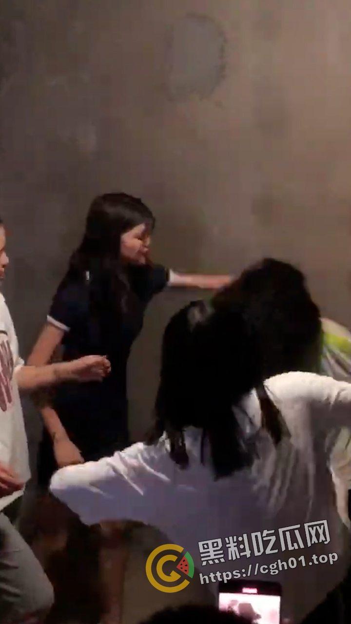 陕西大荔县初中六年级小太妹集体霸凌 轮流扇巴掌脸都肿成猪头了 现场视频流出-9