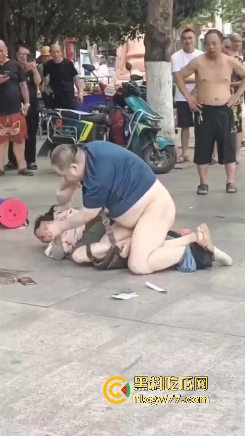 广场舞大爷耍流氓 背着老伴操大娘 气得大娘当街撕逼 给大爷都扒光了-4