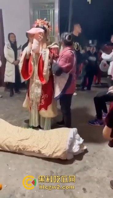逆天风俗冥婚现场流出！女子哭嫁仪式骇人听闻，现实比影视剧更离奇，看得人发毛！-4