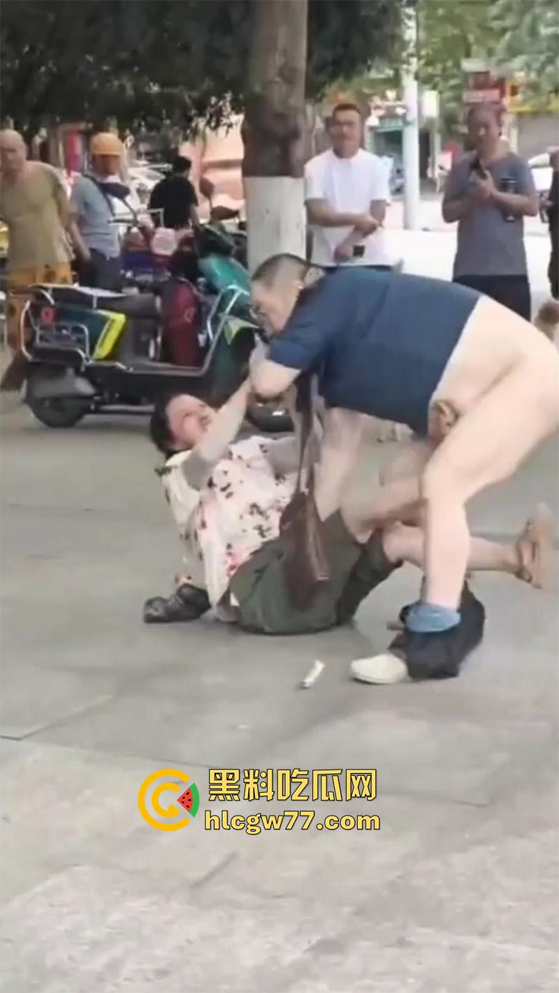广场舞大爷耍流氓 背着老伴操大娘 气得大娘当街撕逼 给大爷都扒光了-6
