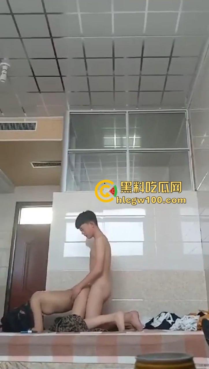 江西南昌台球厅陪练『杨舒然』被精神小伙约开火车，喝红牛猛补体力，边记录边打桩，车厢啪啪声连绵不绝！-6