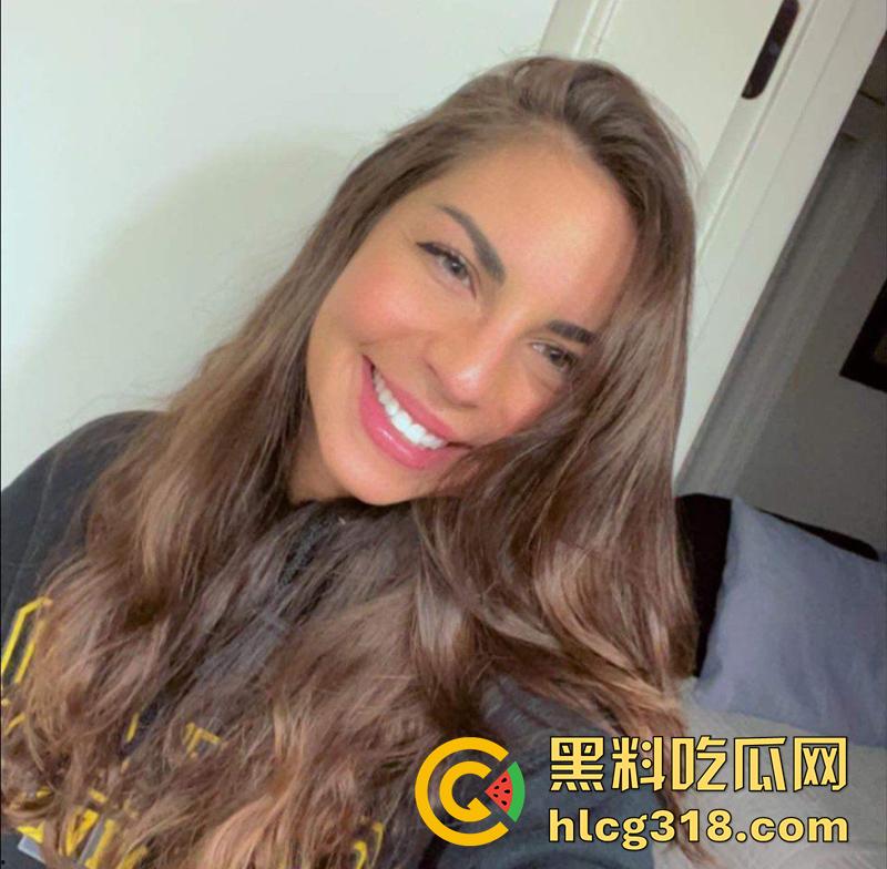 美国媚黑淫妻母狗，被绿帽老公带着和黑人群p，三根黑屌轮流抽插，前后夹击操的淫妇惨叫不断！-2