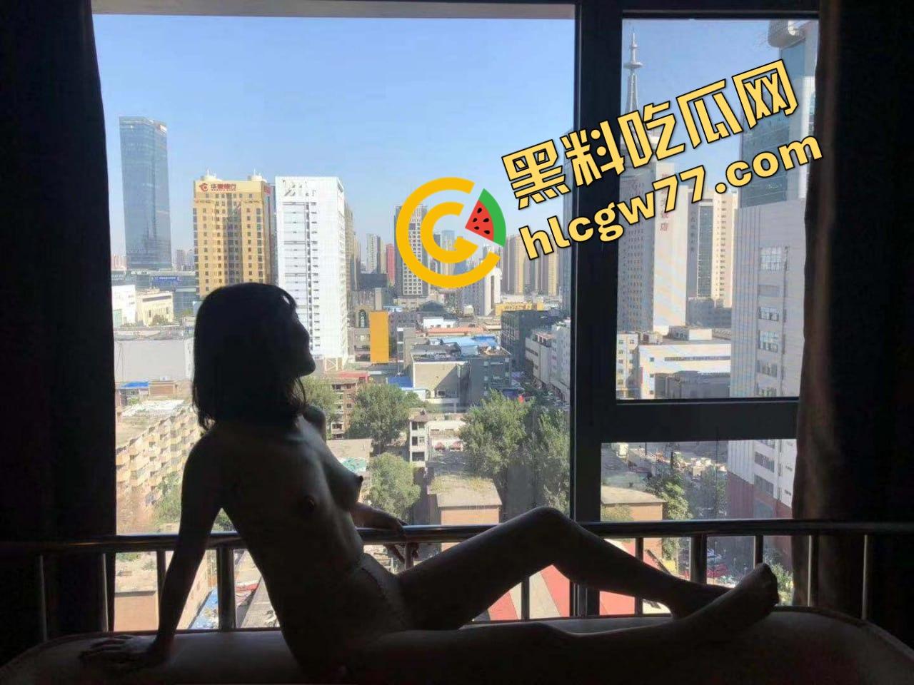 广东深圳学妹『钱幽幽』清纯脸皮底下是骚浪婊，穿女仆装露逼自拍求干，嘴里塞着肉棒发呻吟！-6