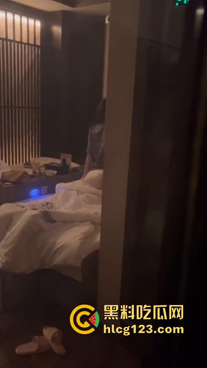 蒸桑拿撞上活春宫！男女房间激情大战，吃瓜群众直接摇人围观，险些被当场抓包！-8