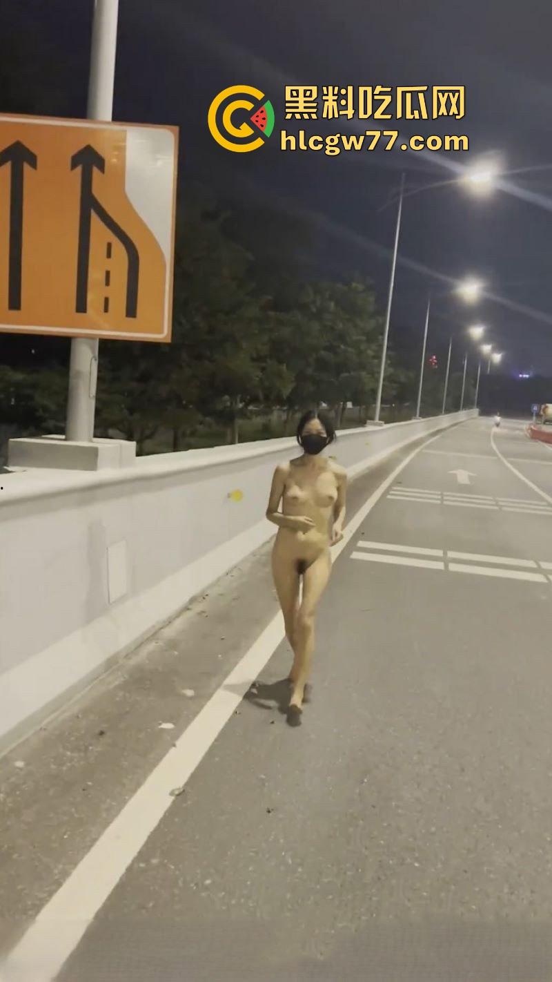 反差熟女【CikaiMoon】全裸马路露出 主动勾引外卖小哥 看的小哥目瞪口呆 久久不愿离去！-1