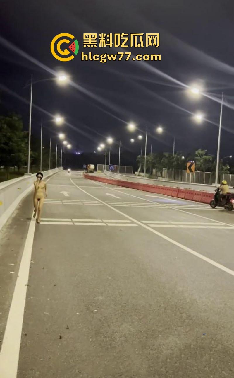 反差熟女【CikaiMoon】全裸马路露出 主动勾引外卖小哥 看的小哥目瞪口呆 久久不愿离去！-4