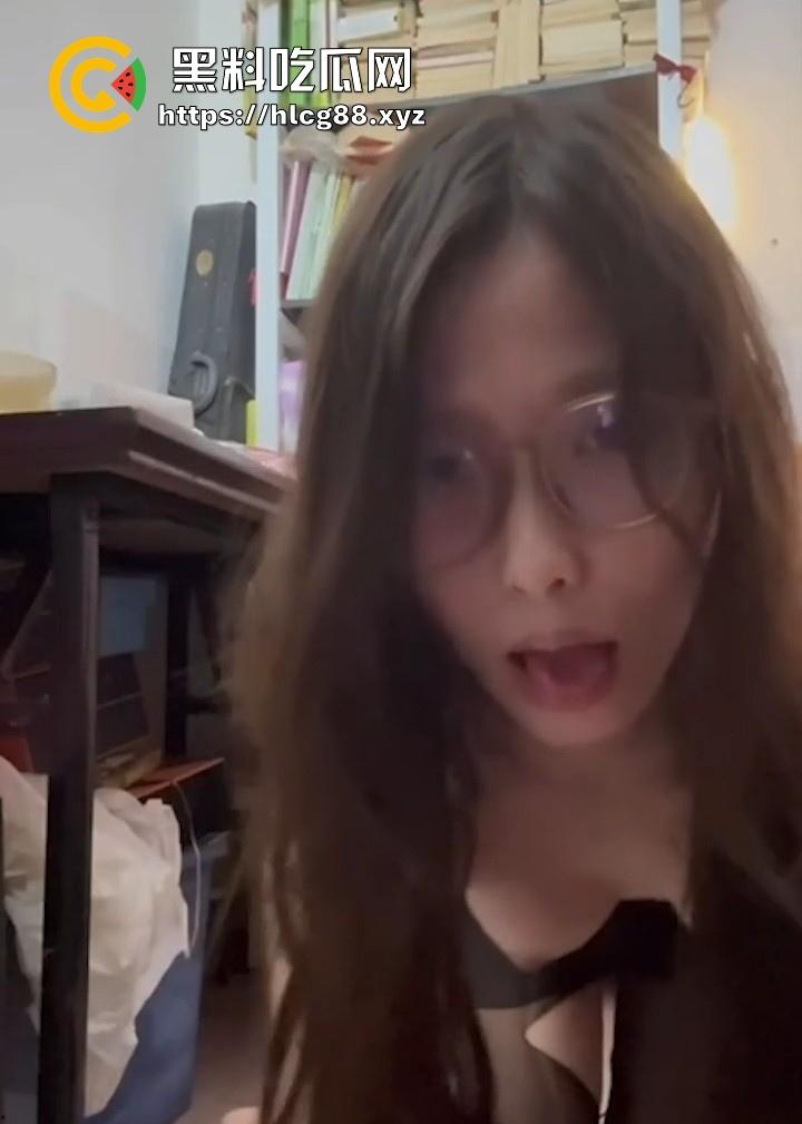 广东职业技术学院19岁母狗【李颖莹】清纯反差婊粉嫩馒头逼 大尺度裸舞用笔自慰视频调教 很有撸点！-12