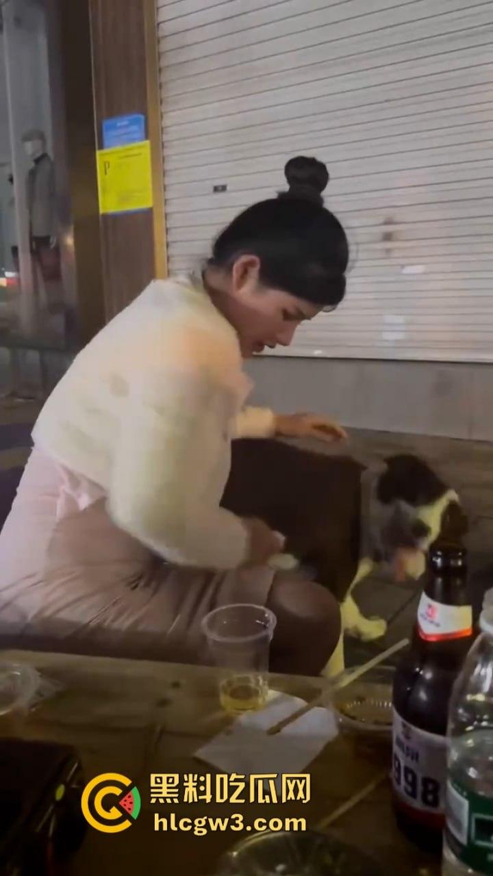 狗子发情当众操“妈”  大庭广众之下抱腿突击！美女吓得抱头躲避 在家没少干吧？-1