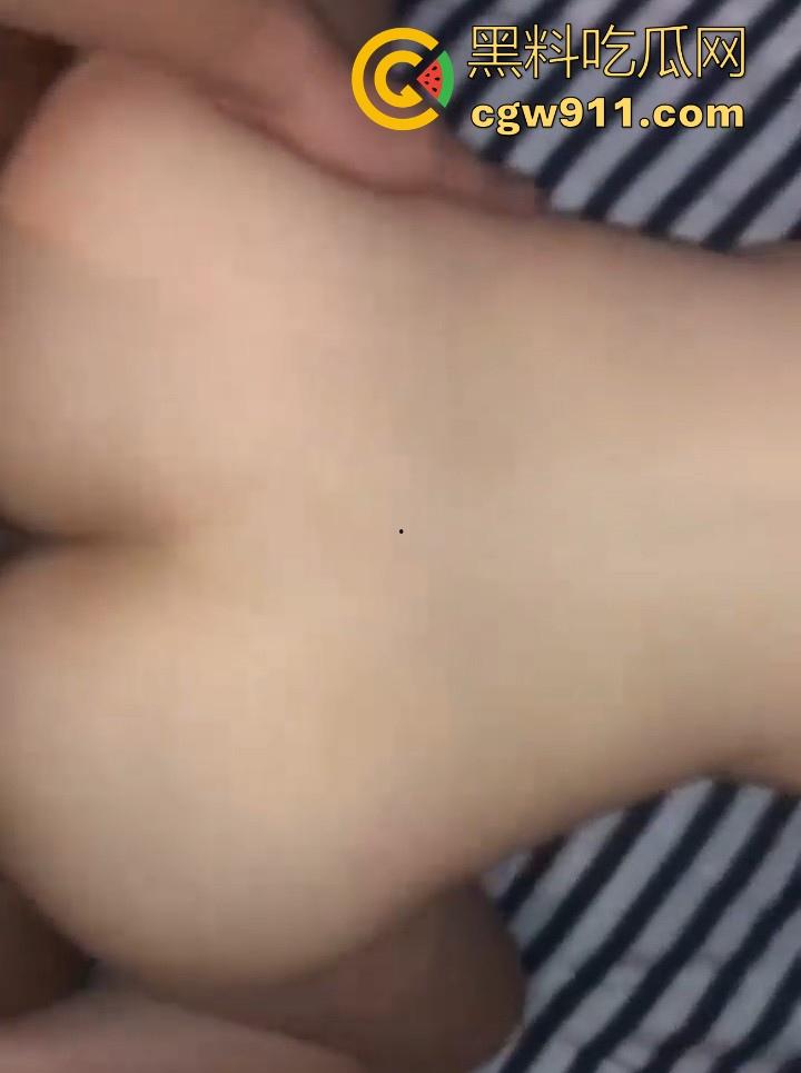 3000元一晚拿下江南大学【刘菲菲】长腿细腰小翘臀，B杯小乳粉嫩翘挺，从学霸到榨精尤物的转变！-11