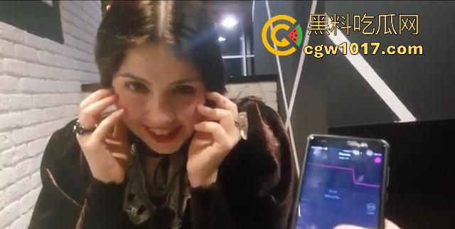 把跳蛋放在漂亮美眉的体内，随着震动频率的变化看她的脸蛋狰狞，档位越大越舒服，差点淫叫声都出来了！-5