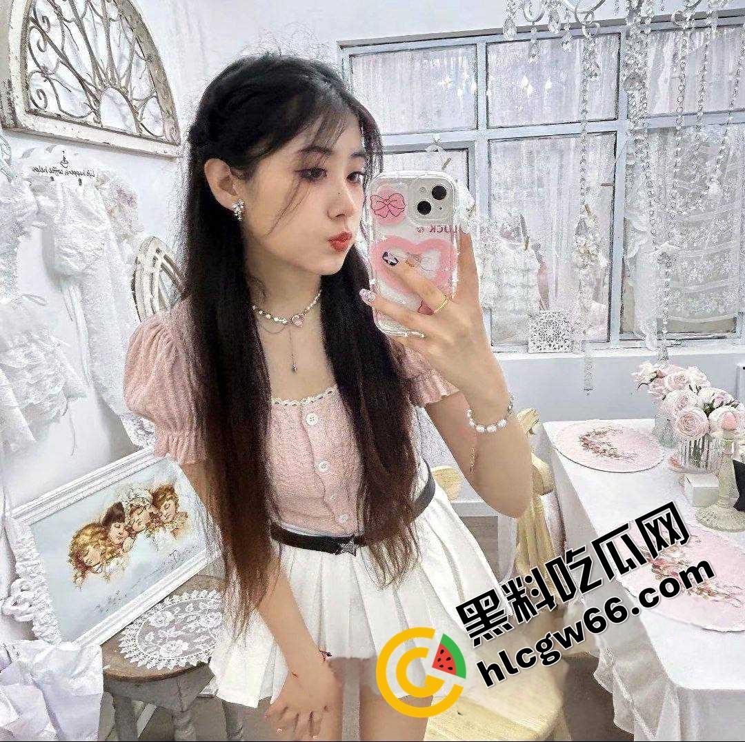 上海美院富家乖乖女【李梦圆】画油画的手拿去撸鸡巴，玉足足交蜜桃臀后入小穴夹得连射三发！-5