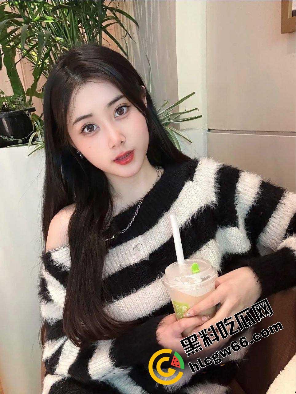 上海美院富家乖乖女【李梦圆】画油画的手拿去撸鸡巴，玉足足交蜜桃臀后入小穴夹得连射三发！-6