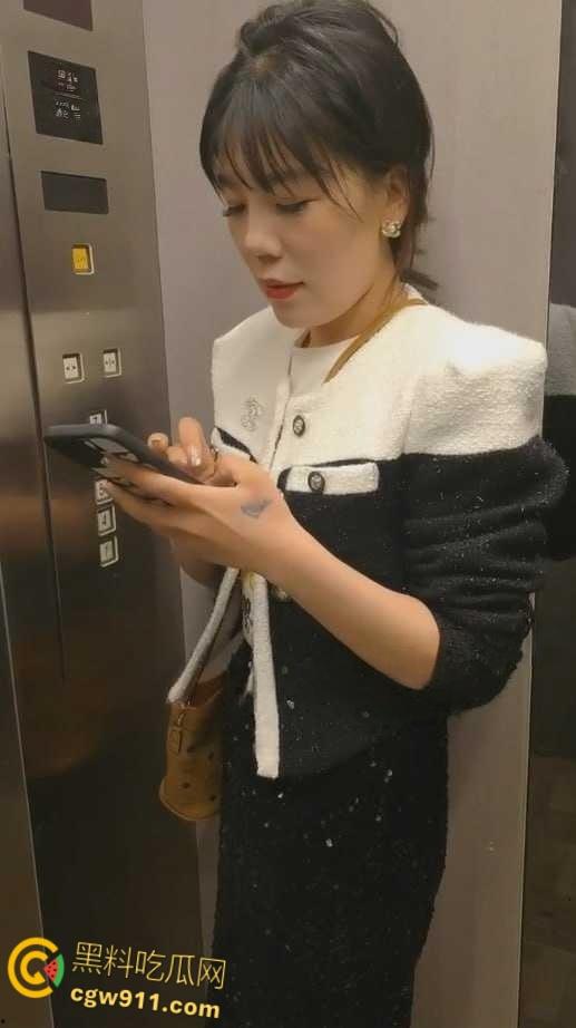 微信群里认识的离异少妇，饥渴母狗暗示户外露出野战，喝尿口交毒龙样样精通，这是双马尾萝莉没有的情趣 ！-1