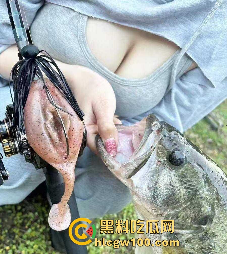 桥下风景大不同，钓鱼佬好不容易休假钓鱼，结果撞见野战现场，鱼没钓到兴趣全被别的勾走了！-2