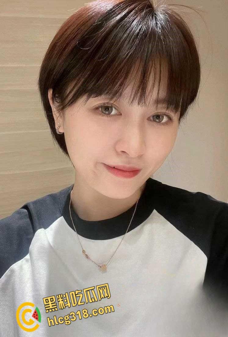 上海短发少妇【Ivy未央】，公务员外衣下的熟女尤物，性感白虎粉嫩诱惑，各种露出寻求刺激  !-2