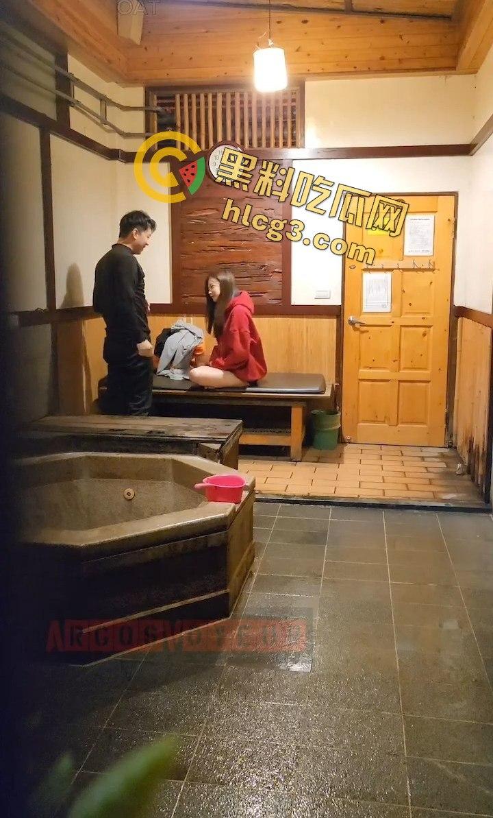 台湾私人温泉旅馆大尺度泄密！情侣洗澡疯狂打炮，俩大奶少妇在一旁调情摸奶！-4
