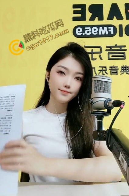 辽宁电台主播【晚晚】没穿内裤在麦前狂野！私密视频曝光，语音自慰，蝴蝶穴淫水横流，欲仙欲死！-6