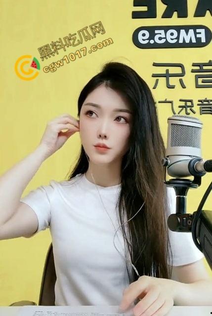 辽宁电台主播【晚晚】没穿内裤在麦前狂野！私密视频曝光，语音自慰，蝴蝶穴淫水横流，欲仙欲死！-8