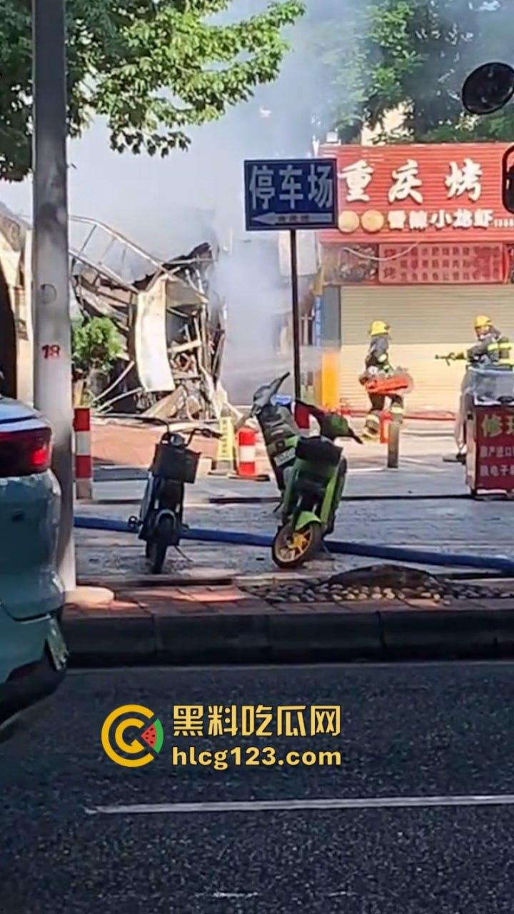 现场烤串?梅州百花洲影院旁边的烧烤街发生火灾 一排商铺受联损失惨重-3