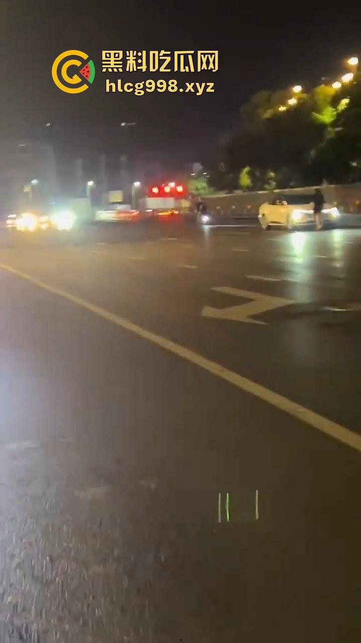 南昌街头情侣吵架闹大了！老公一脚踹下车，女子狂追不舍，硬生生追到他插翅难飞！-3