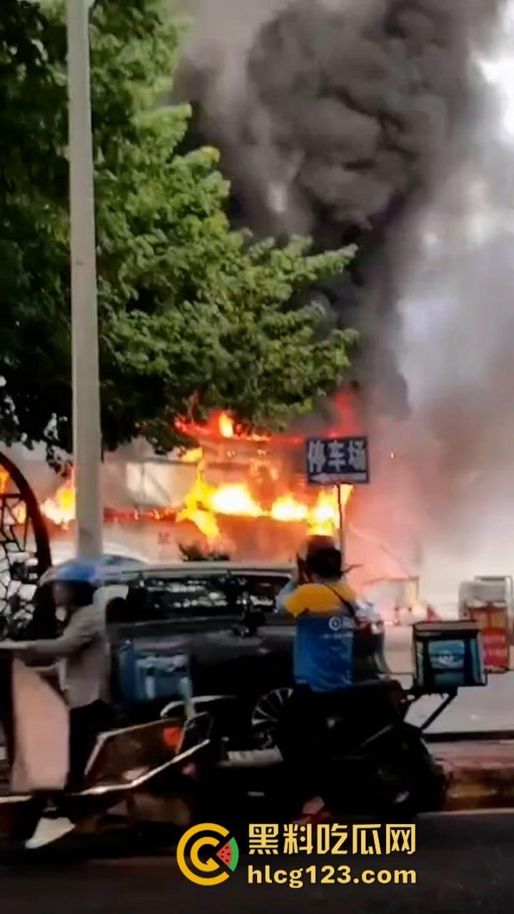 现场烤串?梅州百花洲影院旁边的烧烤街发生火灾 一排商铺受联损失惨重-8