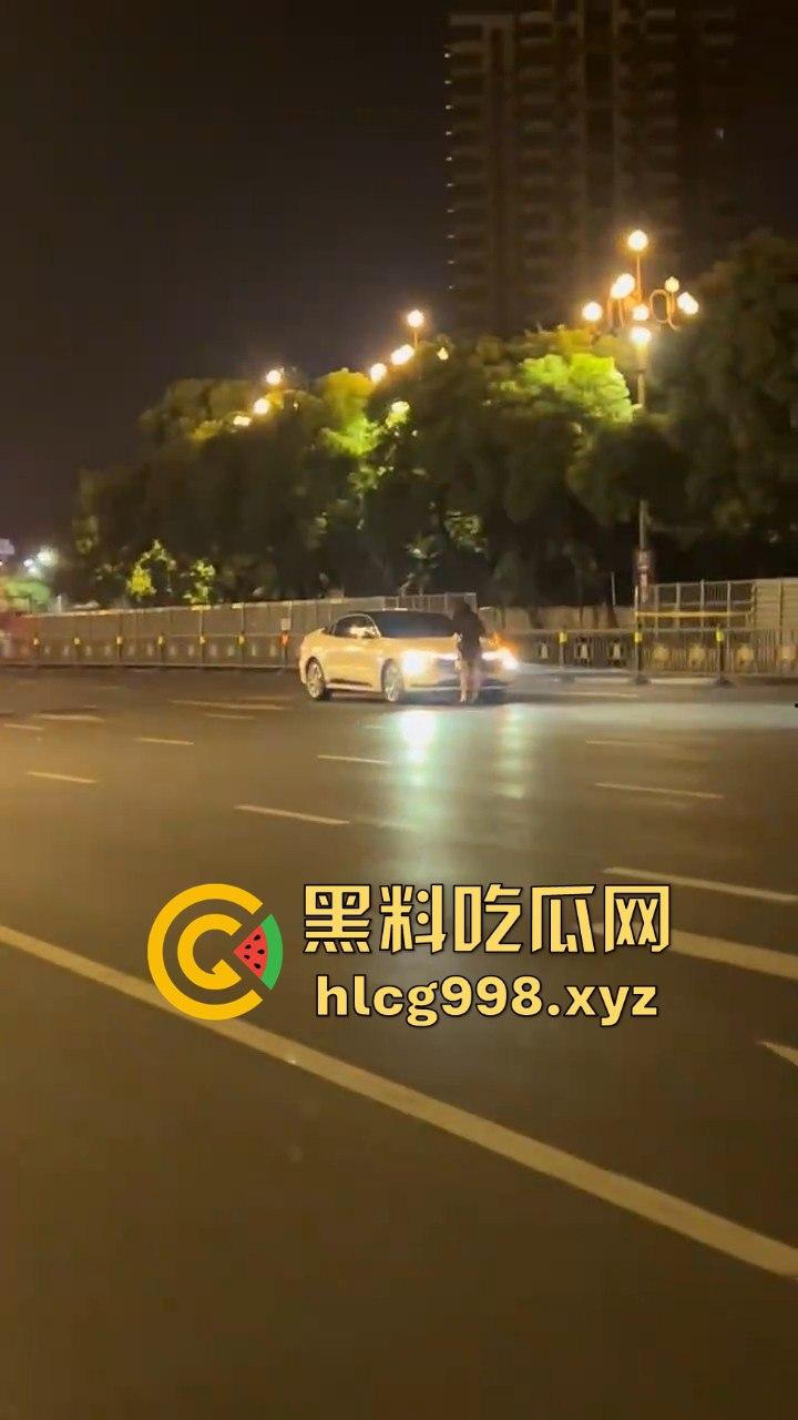 南昌街头情侣吵架闹大了！老公一脚踹下车，女子狂追不舍，硬生生追到他插翅难飞！-4