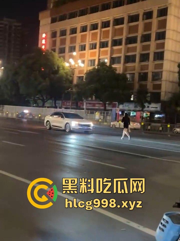 南昌街头情侣吵架闹大了！老公一脚踹下车，女子狂追不舍，硬生生追到他插翅难飞！-7