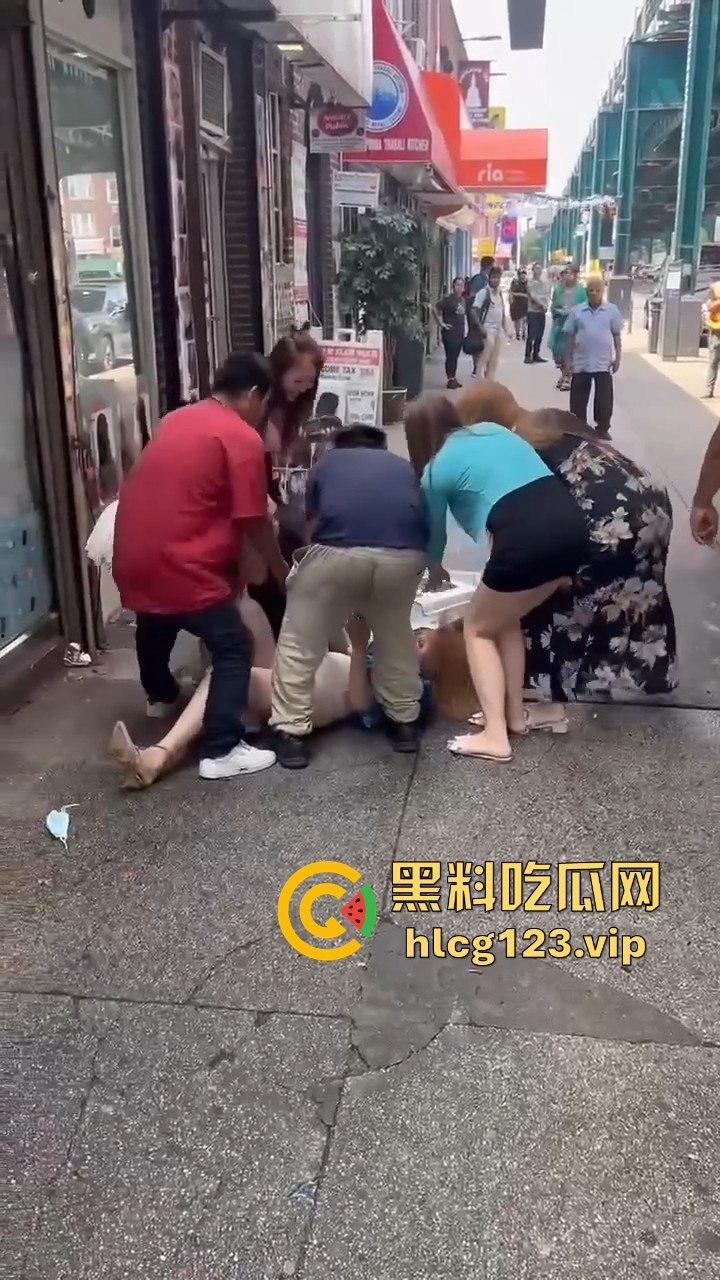 纽约华人区站街女为抢客户互殴，白天华人打晚上洋马拼，唐人街的行情卷成这样了？-3