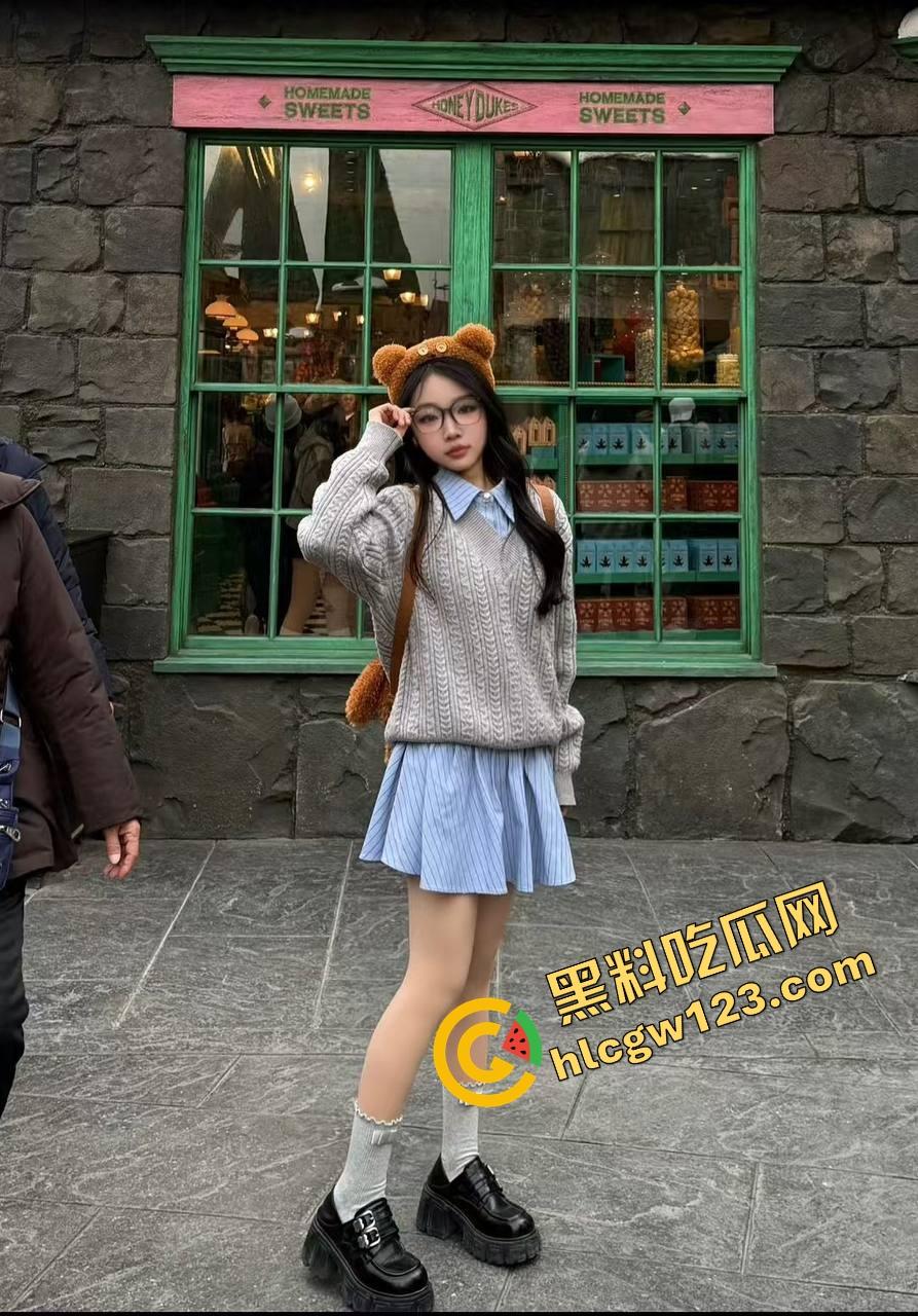 调教淮安人妻骚母狗【赵婷婷】舔脚舔到呻吟，配合度高得像天生淫奴，无套抽插口爆收尾，全程淫得没边！-4