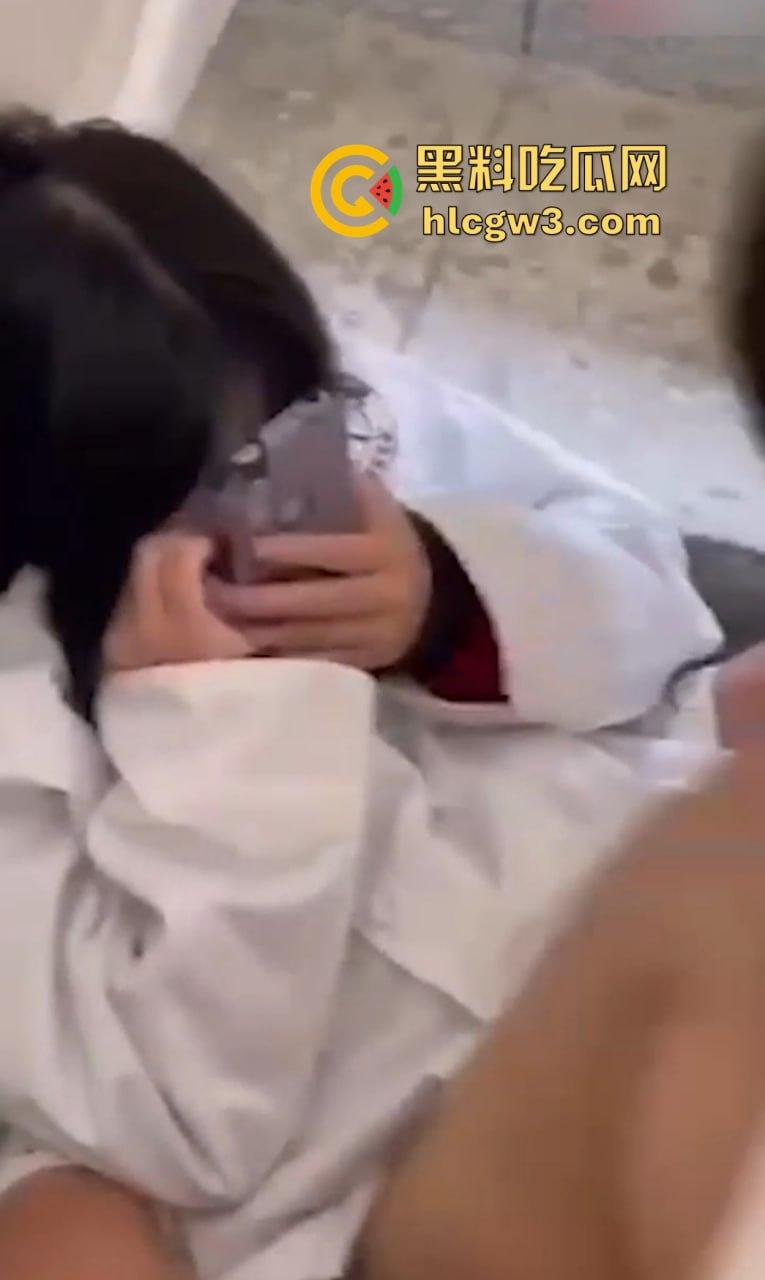 盘点楼梯间的激情爱情 从学生情侣到职场男女楼道性价比高到让人忘了如家 转角处全是爱！-12