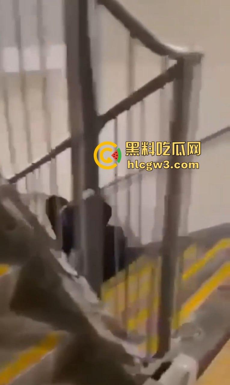 盘点楼梯间的激情爱情 从学生情侣到职场男女楼道性价比高到让人忘了如家 转角处全是爱！-13