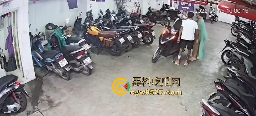 越南停车场一纹身男挑衅一女生，没想到的是女生是练MMA，纹身男被暴揍倒地不起，这哥们可真是踢到钢板了！-1