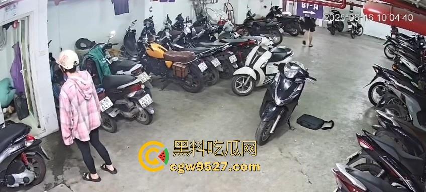 越南停车场一纹身男挑衅一女生，没想到的是女生是练MMA，纹身男被暴揍倒地不起，这哥们可真是踢到钢板了！-7