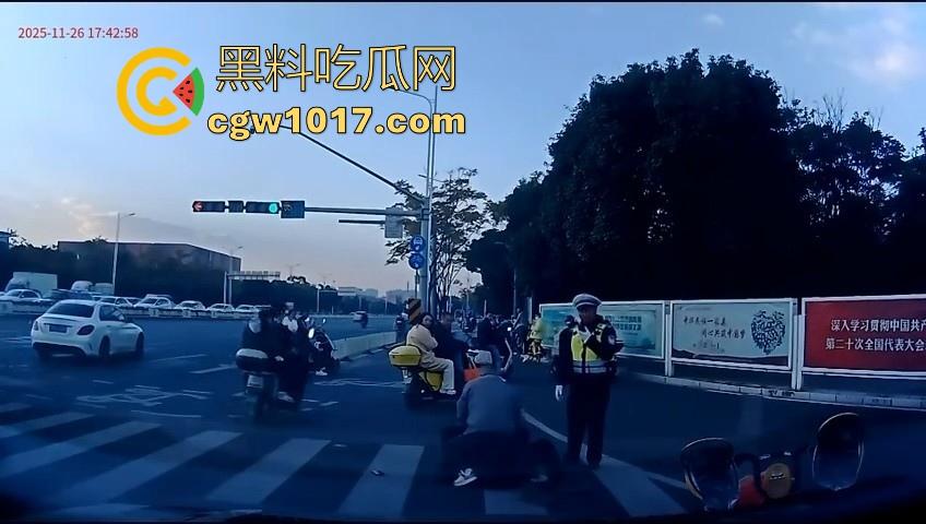 云南街头拳击赛火爆开打！1米8大哥被爆冷击败，旁边还带个穿绿马甲的裁判观赛，能动手就动手好吧！-5