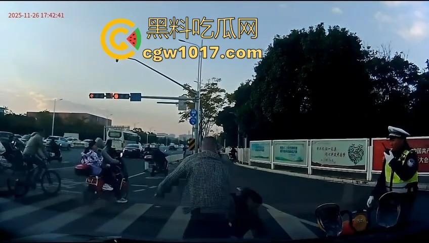 云南街头拳击赛火爆开打！1米8大哥被爆冷击败，旁边还带个穿绿马甲的裁判观赛，能动手就动手好吧！-11