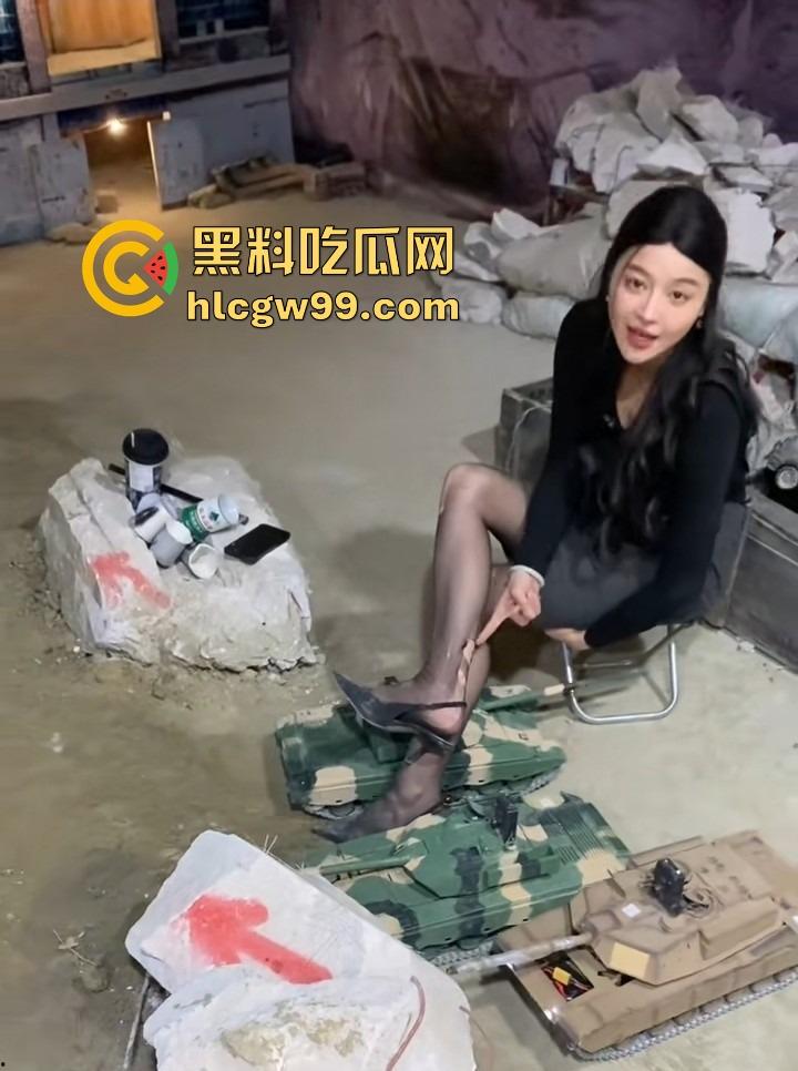 抖音『鑫荣佳RC坦克大战』玩出花，粉丝控制坦克B点猛攻，主播丝袜一天换三条，守着B点被戳到怀疑人生！-4