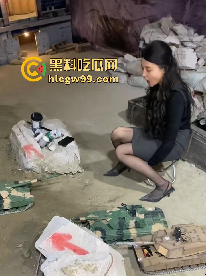 抖音『鑫荣佳RC坦克大战』玩出花，粉丝控制坦克B点猛攻，主播丝袜一天换三条，守着B点被戳到怀疑人生！-5