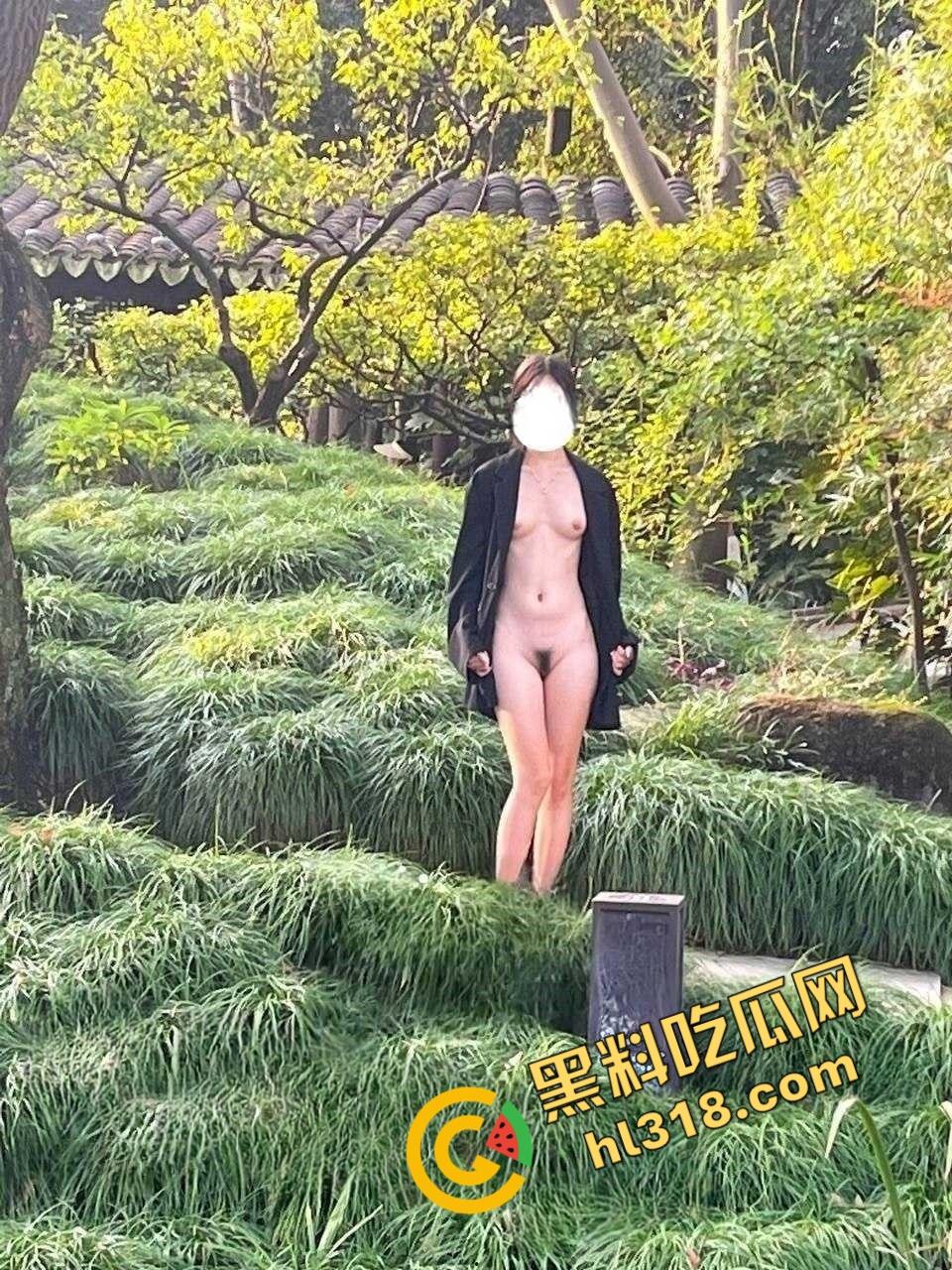 推特福利姬大学生【小哪吒】，公园户外露出找刺激，全裸酮体红丝袜性感撩人 !-5