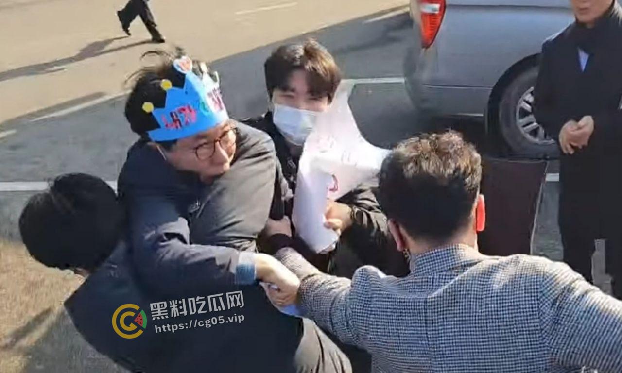 韩国最大在野党共同民主党党首【李在明】釜山参加活动遇刺 颈部受伤 【尹锡悦】紧急发布声明严查 疑似贼喊捉贼-3