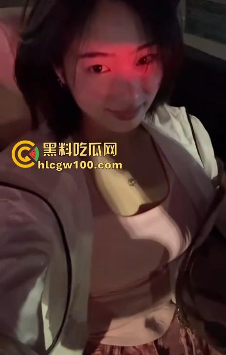 抖音短发反差婊【恶毒小姨】直播走光，忘记关摄像头全程换衣服视频流出，巨乳黑森林一览无遗！-8
