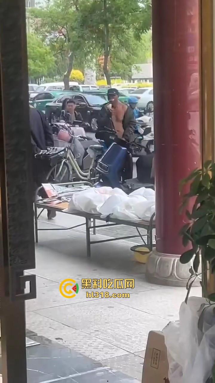 大屌老头街头撸管震惊路人，手握粗长肉棒猛甩，虽然尺寸惊人但我还是确信瓜友们的都比他的大很多！-2