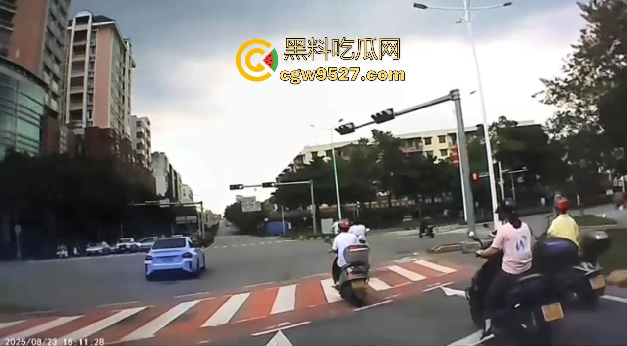 广东江门跑车与摩托车之间的故事，狂踩油门，拉爆排气管，结果装逼失败，开慢一点总归没错的，安全第一！-4